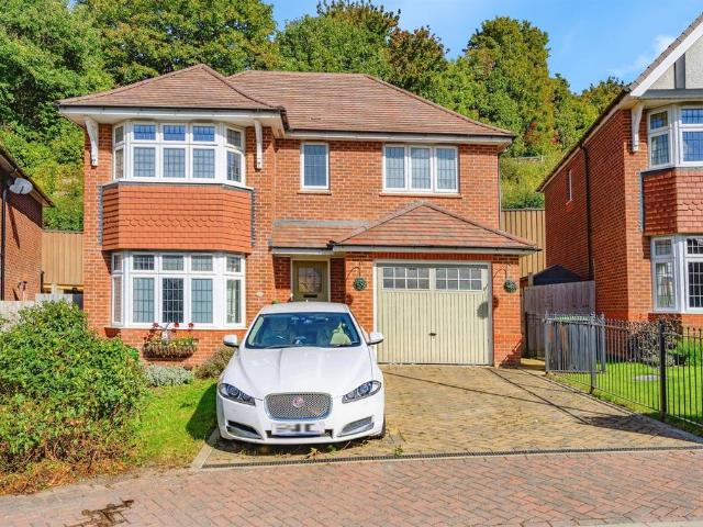 House for sale in Spring Park, Luton