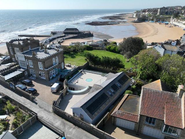 House for sale in Upton, Acol