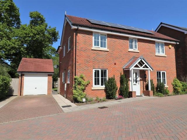House for sale in Hedge End, Helford