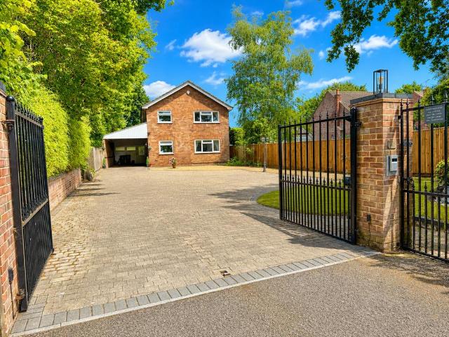 House for sale in Heol-las, Surrey