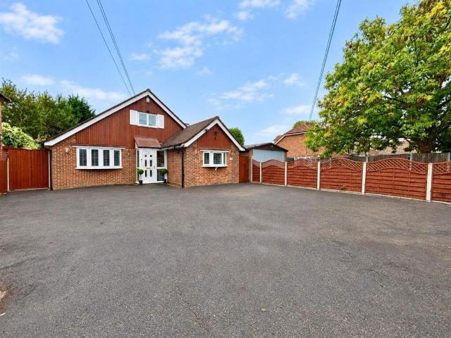 House for sale in Hythe End, Wraysbury