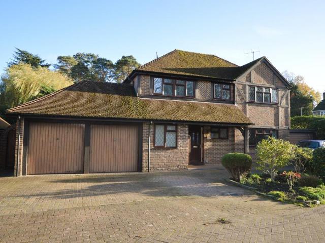 House for sale in Heol-las, Surrey
