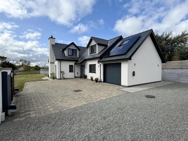 House for sale in Llaniestyn, Wales