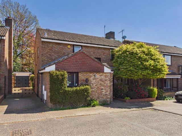 House for sale in Counters End, Pouchen End