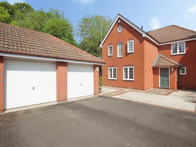 House for sale in Green Close, Warwickshire