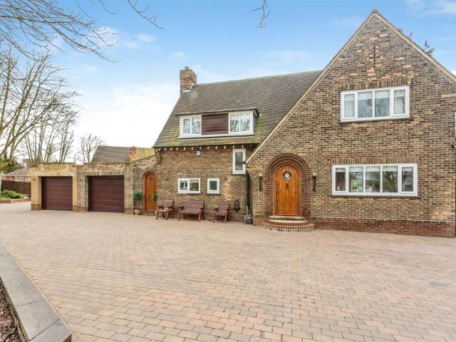 House for sale in Wrenthorpe, West Yorkshire
