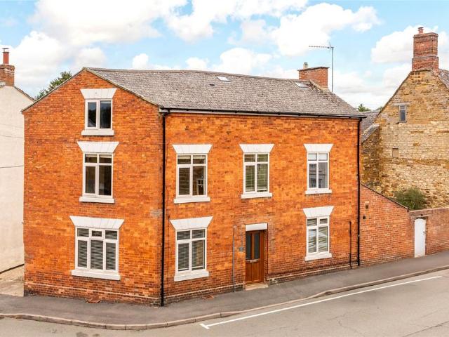 House for sale in Weedon Bec