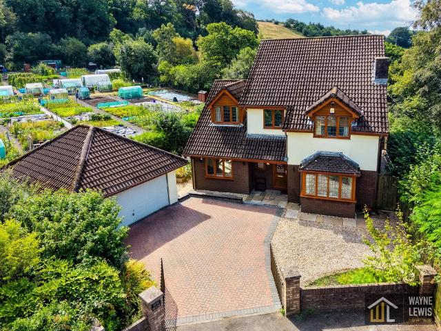 House for sale in Woodfieldside, Croespenmaen