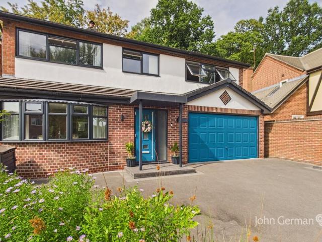 House for sale in Froggatt, East Midlands