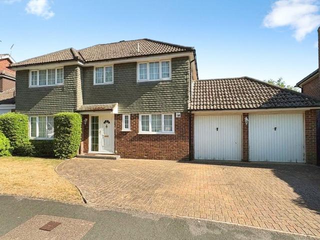 House for sale in Heol-las, Surrey