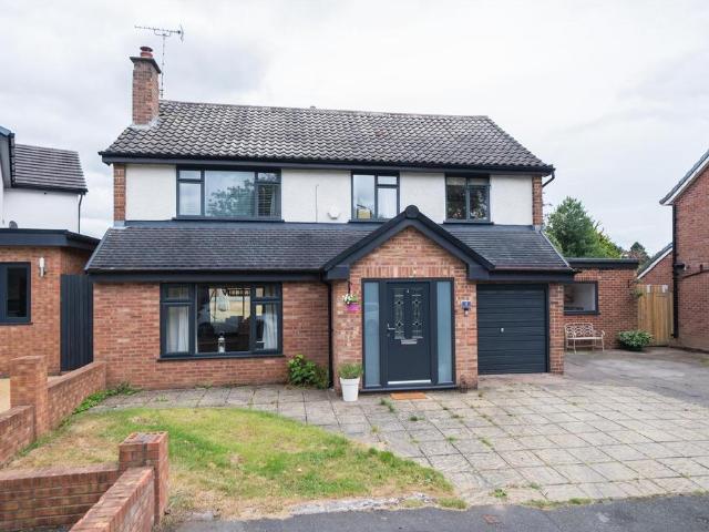 House for sale in Cuddington, Cheshire