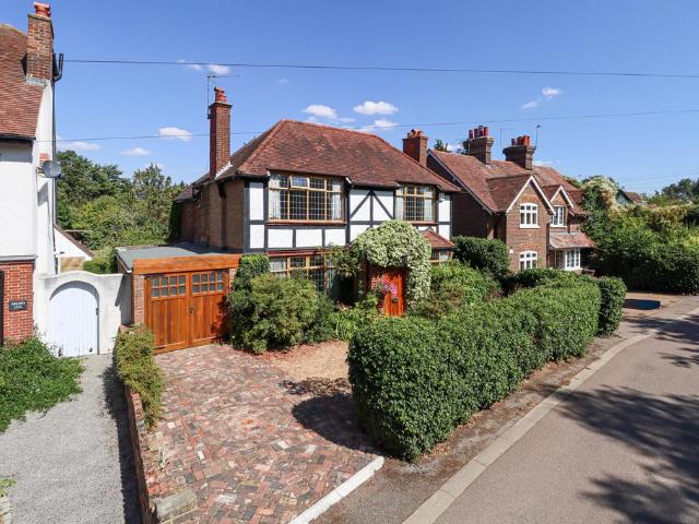 House for sale in Hatching Green, Five Acres