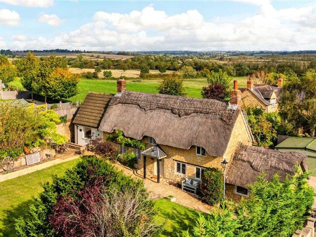 House for sale in Yardley Gobion, Northamptonshire