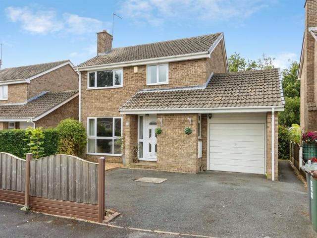 House for sale in Whinmoor, West Yorkshire