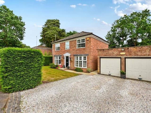 House for sale in Heol-las, Surrey