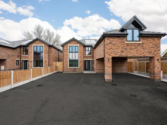 House for sale in Roby Mill, Lancashire