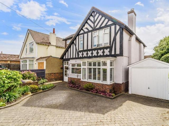 House for sale in Woodcote, Epsom
