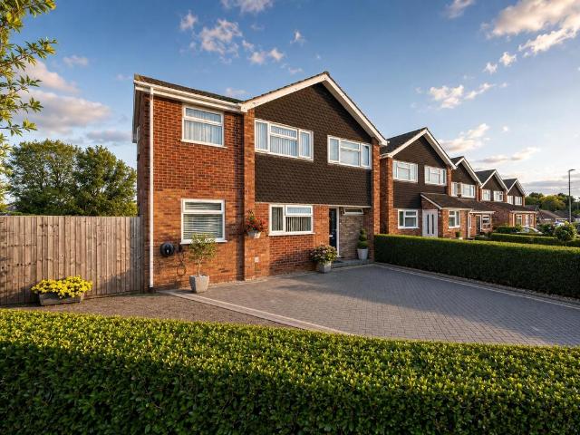 House for sale in Lower Wick, Worcestershire