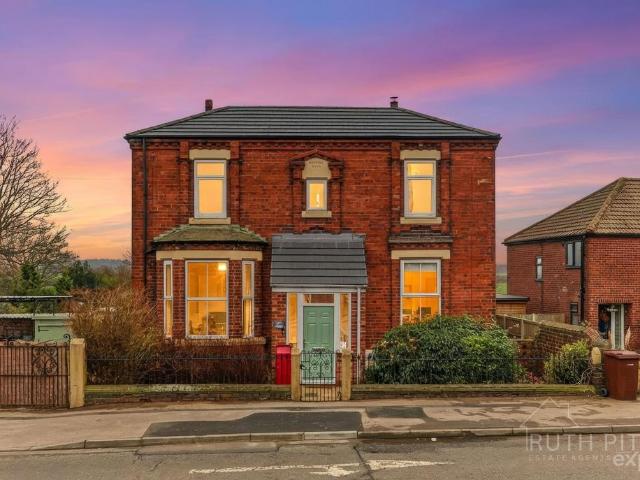 House for sale in Featherstone, Streethouse