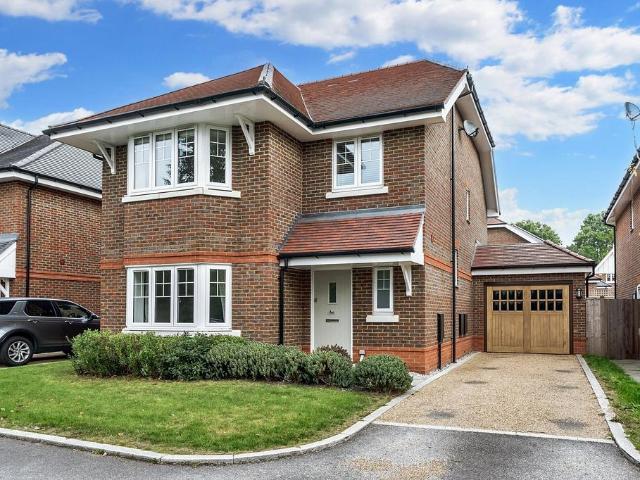 House for sale in Hillview, Surrey