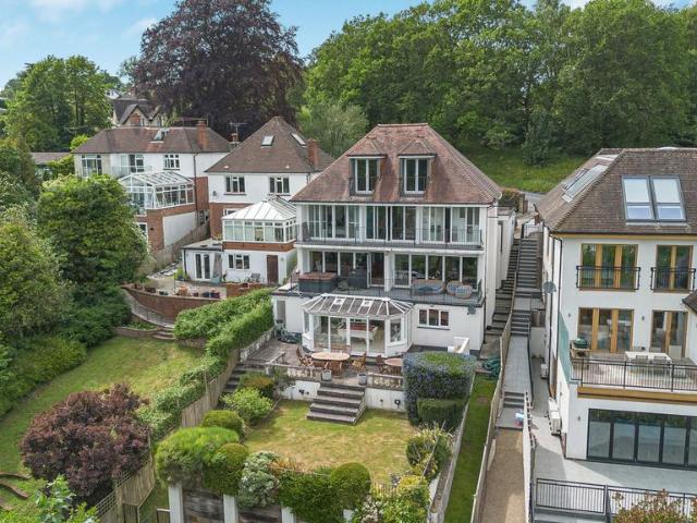 House for sale in Caterham on the Hill, Hillview