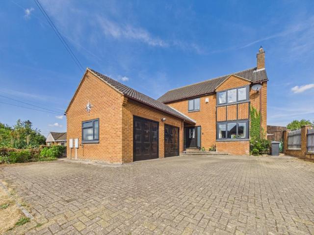 House for sale in Long Buckby, Northamptonshire