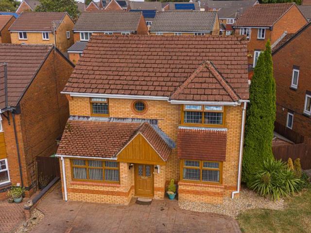 House for sale in Woodfieldside, Croespenmaen