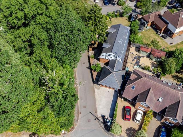House for sale in How Wood, Five Acres