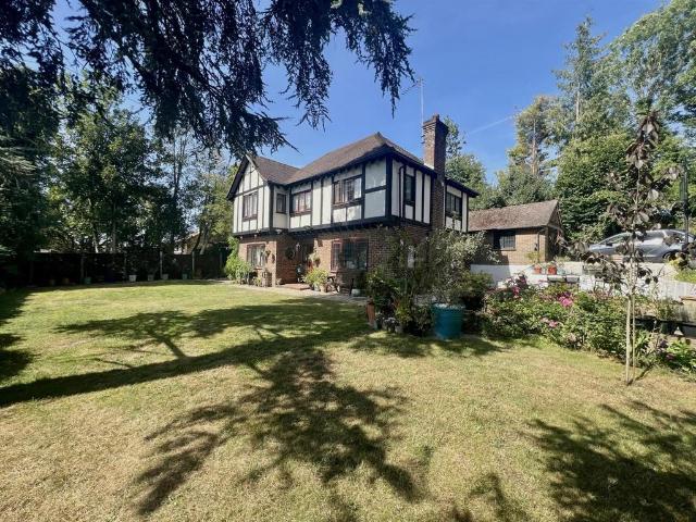 House for sale in Hillview, Surrey