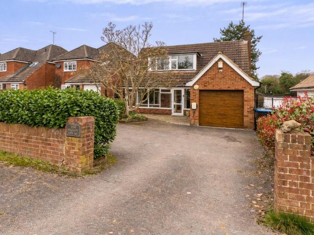 House for sale in Grovehill, Pouchen End