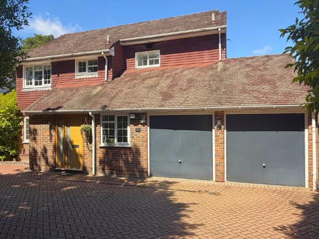 House for sale in Heol-las, Surrey