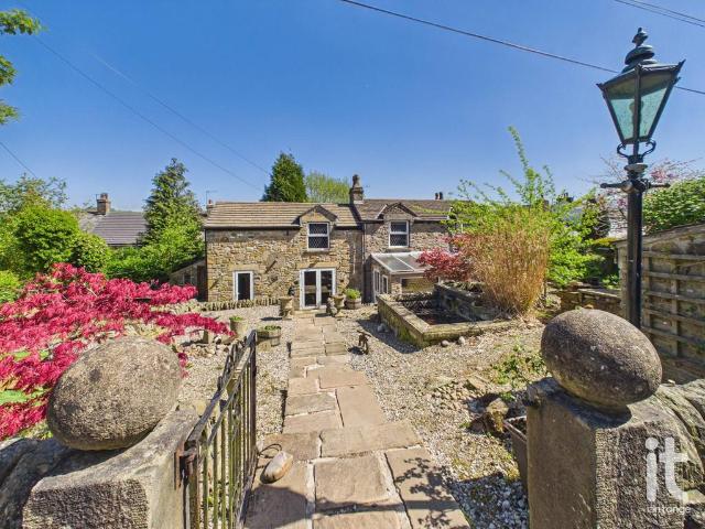 House for sale in Buxworth, Charlesworth