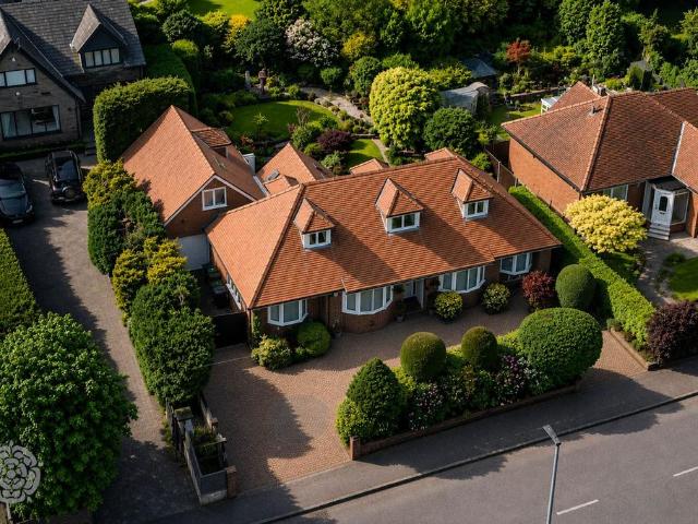 House for sale in Kirklees, Bury