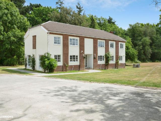 House for sale in Burstow, Hillview