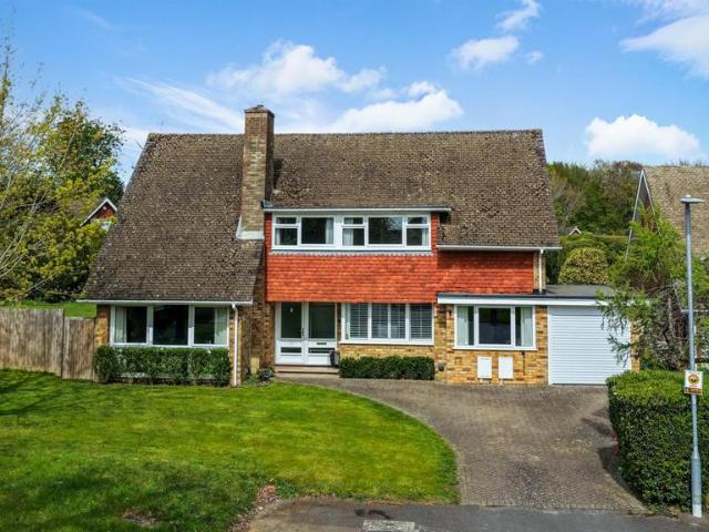 House for sale in Counters End, Pouchen End