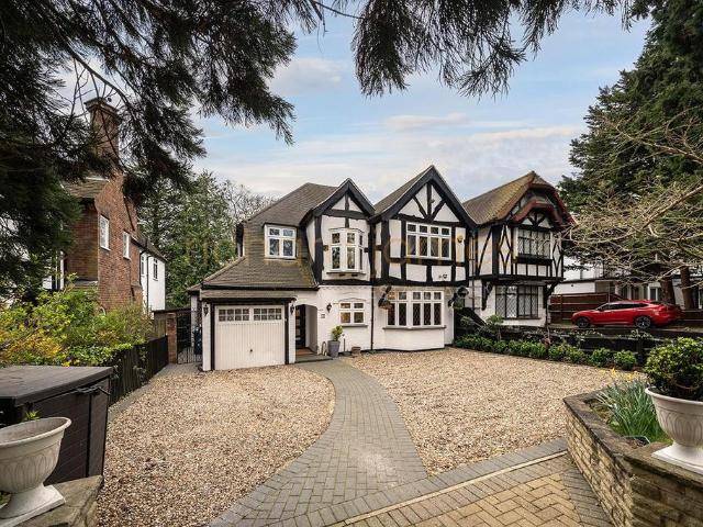 House for sale in Little Stanmore, Greater London