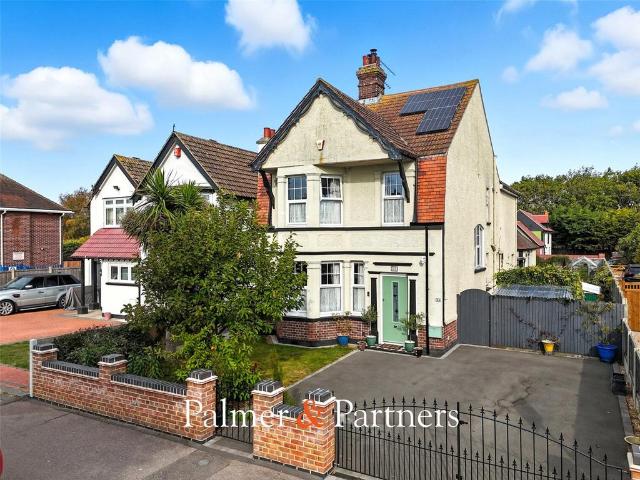 House for sale in Dale Hill, Essex