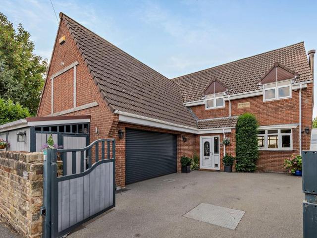 House for sale in Darfield, South Yorkshire