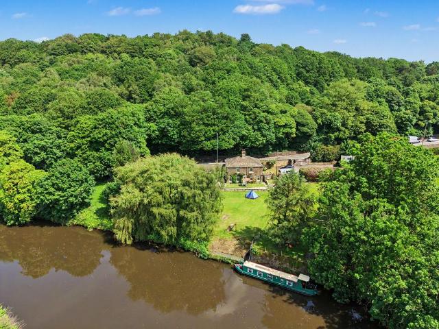 House for sale in Clifton, West Yorkshire