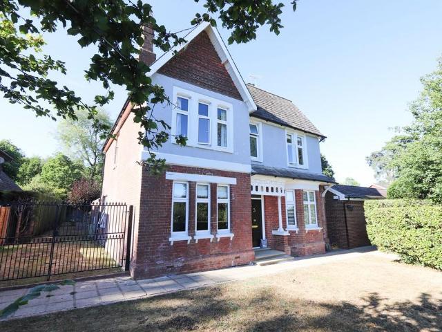 House for sale in Hurst Green, Heathlands