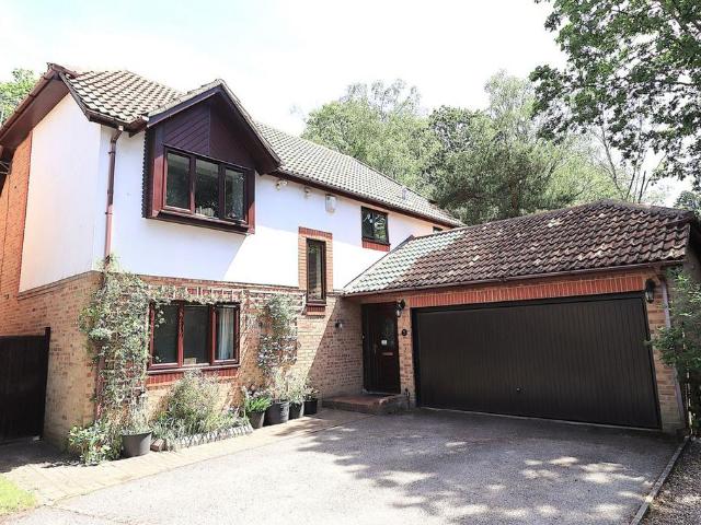 House for sale in The Crescent, Farnborough