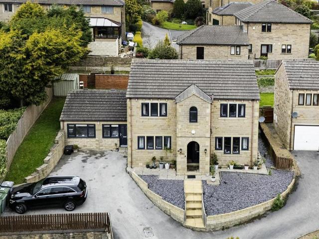 House for sale in Lindley, West Yorkshire