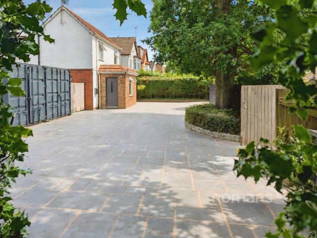 House for sale in Heol-las, Surrey