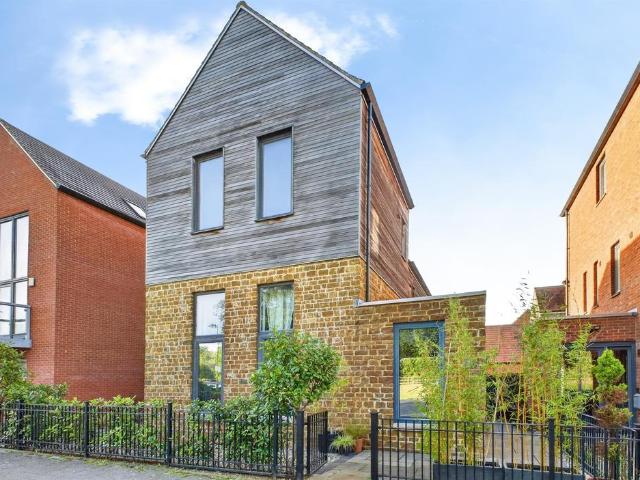 House for sale in Upton