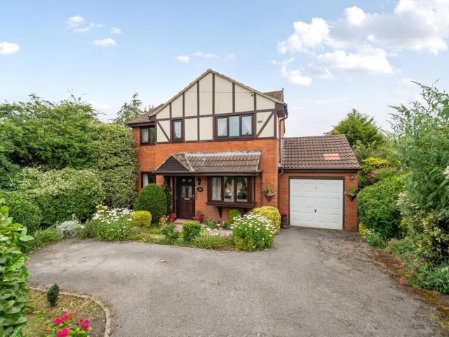 House for sale in Farsley, West Yorkshire