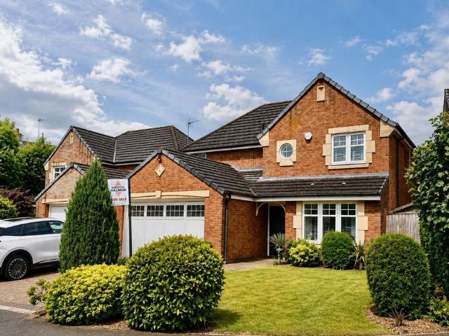 House for sale in Charlesworth