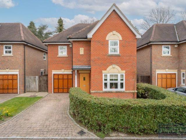 House for sale in Sanderstead, Sanderstead