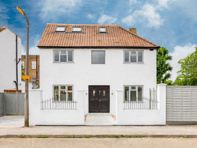 House for sale in Worcester Park, Greater London