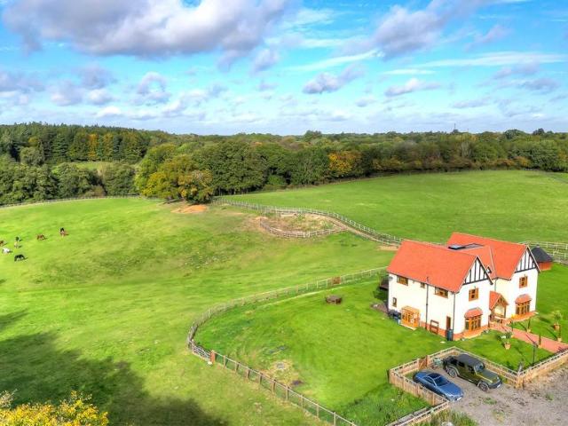 House for sale in Pilgrims' Hatch, Navestock Side