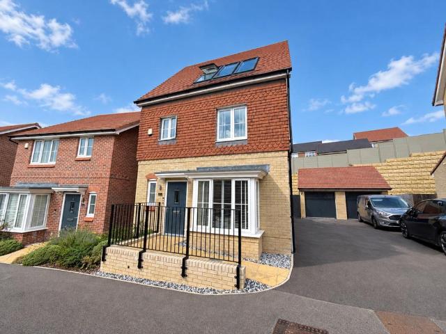 House for sale in Houghton Regis, Bedfordshire